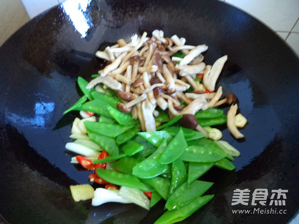 Stir-fried Blue Bean with Tea Tree Mushroom recipe