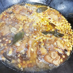 Mom Teaches Me to Stew Soy Beans with Trotters recipe