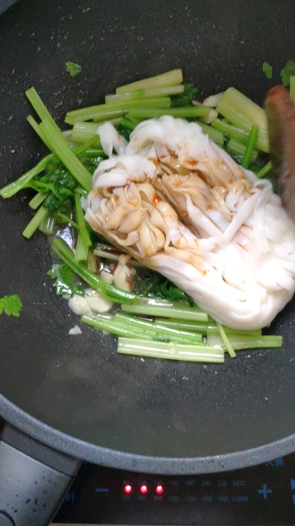 Stir-fried Hor Fun with Celery and Soy Sauce recipe