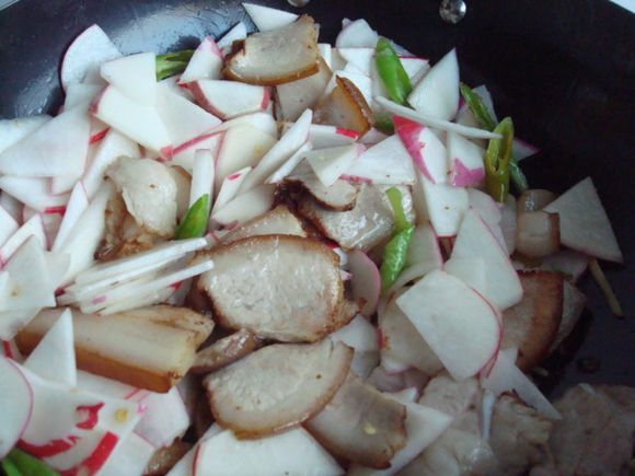 Stir-fried Pork with Carrots and Black Fungus recipe