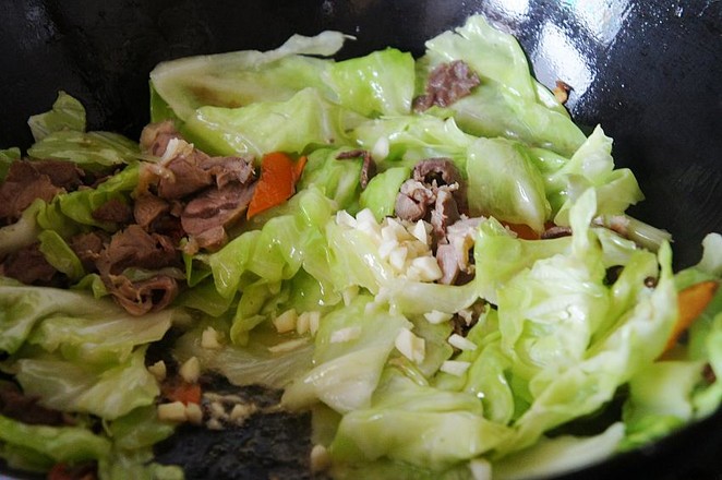 Stir-fried Green Cabbage with Heart-protecting Pork recipe