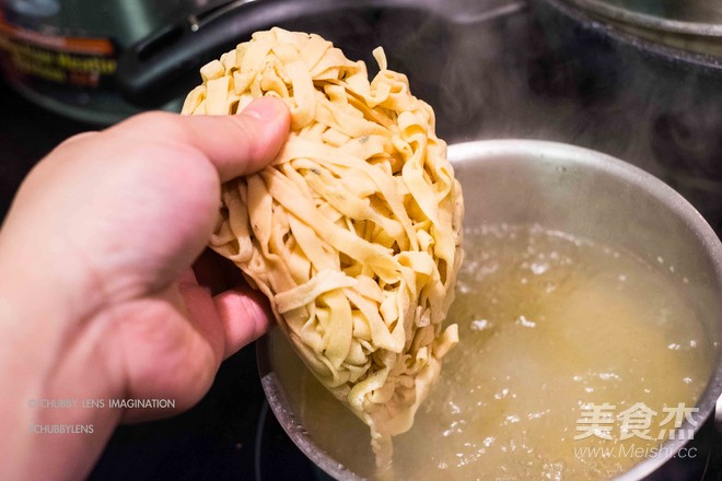 Leek Pork Red Wide Noodles recipe