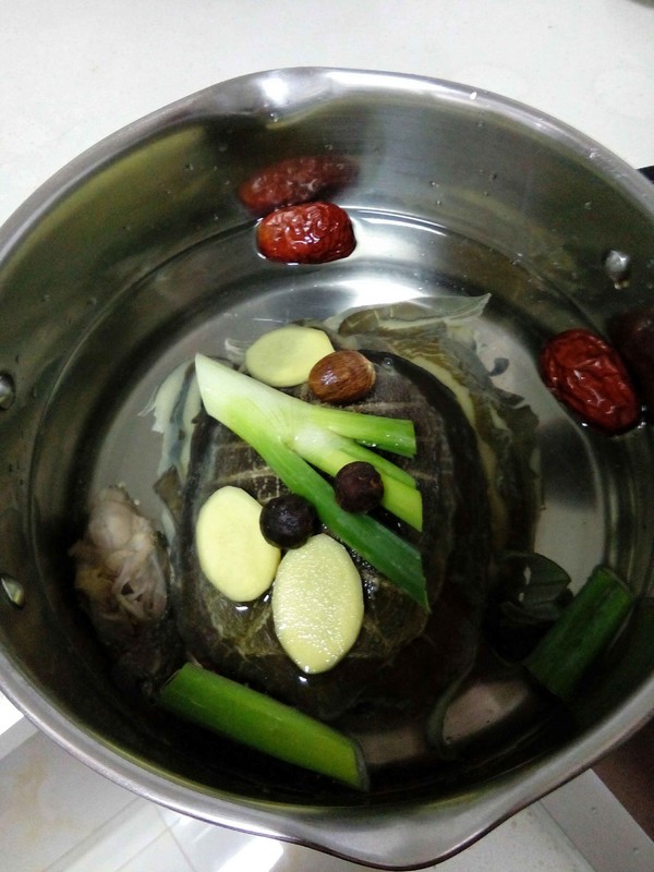 Soft-shelled Turtle Soup with Longan and Red Dates recipe