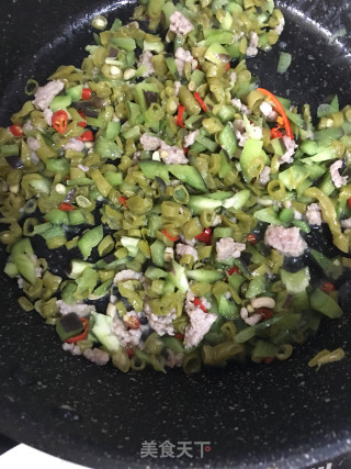 Wowo Tou Bao with Minced Pork and Sweet Pepper Stir-fried Sour Cowpeas recipe