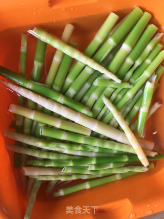 Fried Sauerkraut with Spring Bamboo Shoots recipe