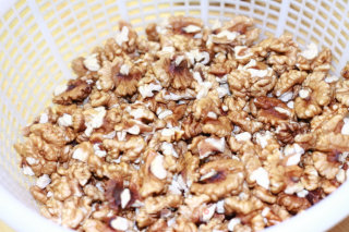 Relieving Gluttonous Snacks: Milk-flavored Amber Walnuts recipe