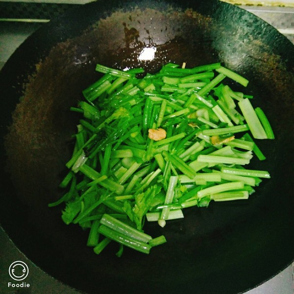 Celery Stir-fried Noodles recipe