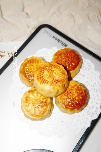 Cantonese-style Moon Cakes with Lotus Paste Filling