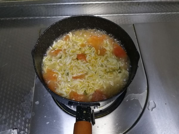 Tomato Bone Soup Instant Noodles recipe