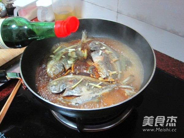 Fried and Braised Crucian Pomfret recipe