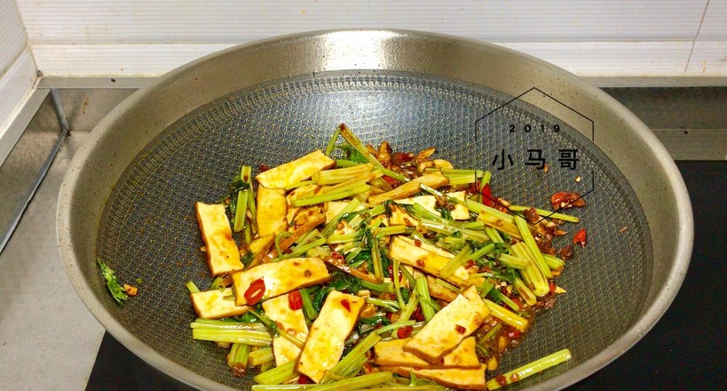 Stir-fried Xianggan with Celery recipe