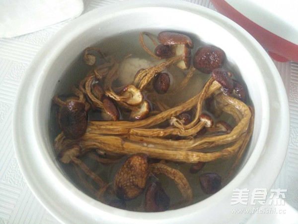 Pressure Cooker Stewed Tea Tree Mushroom Keel Porridge recipe