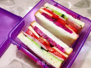 Qiulin Ridaos Red Sausage Vegetable and Fruit Sandwich recipe