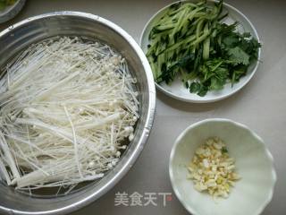 Cucumber Mixed with Enoki Mushrooms recipe
