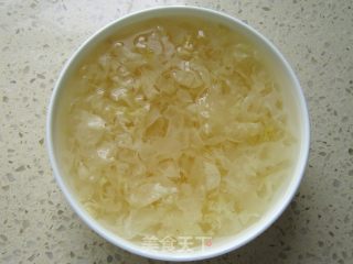 Saponin Rice, White Fungus and Lotus Seed Soup recipe