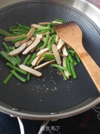 Stir-fried Wormwood Stalks Fragrant and Dried recipe