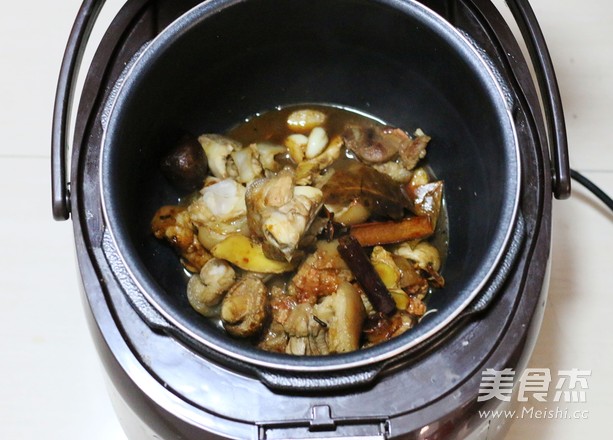 Stewed Pork Knuckles with Mushroom and Yuba recipe