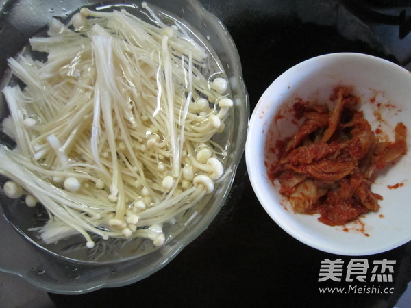 Enoki Mushroom and Kimchi Chicken Drumstick Soup recipe