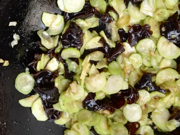 Stir-fried Loofah with Black Fungus recipe
