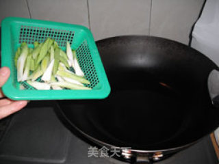 Nutritional Delicacy for Autumn and Winter ---fried Pork Skin with Celery and Green Garlic recipe