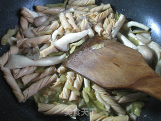 Stir-fried Bean Tendon with Shredded Mustard and Mushroom recipe