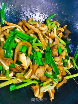 Stir-fried Pork Ears with Garlic Sprouts recipe