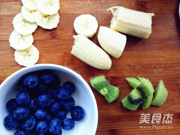 Blueberry Kiwi Banana Smoothie recipe