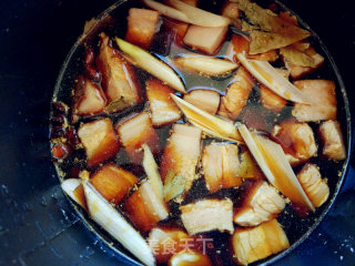 Braised Pork Belly with Cabbage and Seaweed recipe