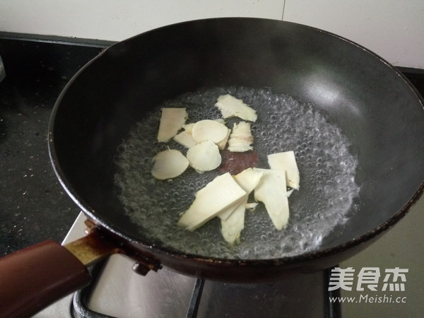 Stir-fried Winter Bamboo Shoots with Black Fungus recipe