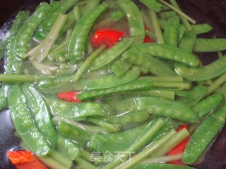 Stir-fried Eel Slices with Parsley and Lotus Beans recipe