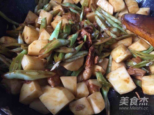 Braised Noodles with Beans in Iron Pot recipe