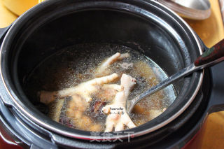 Black-eyed Peanut Chicken Feet in Clay Pot recipe