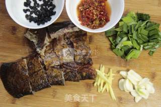 Stir-fried Preserved Fish with Chopped Pepper recipe