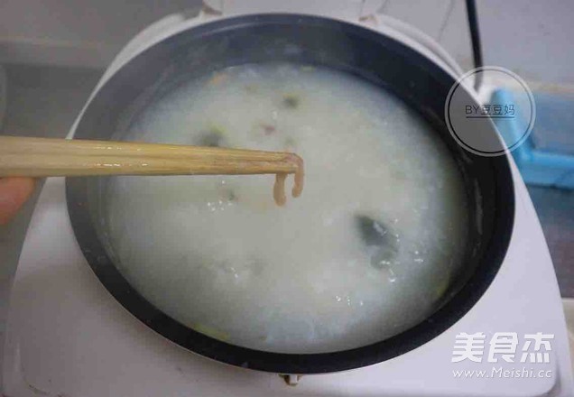 Warm Stomach Congee with Preserved Egg and Lean Pork recipe