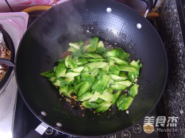 Stir-fried Bitter Gourd with Dace in Black Bean Sauce recipe