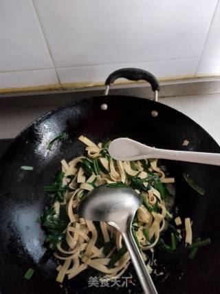 Stir-fried Dried Tofu with Chives recipe