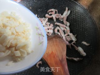 Stir-fried Hor Fun with Vegetable Core and Shredded Pork and Egg recipe