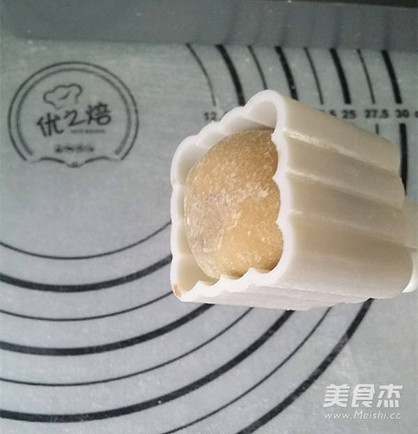 Cantonese Egg Yolk Mooncake recipe