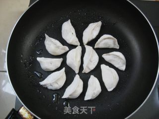 Frozen Dumplings Can Also Make Beautiful Ice Flowers ------ Ice Flower Fried Dumplings recipe