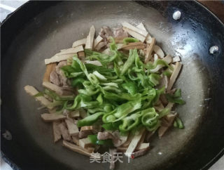 Stir-fried Shredded Pork with Green Pepper and Dried Beans recipe