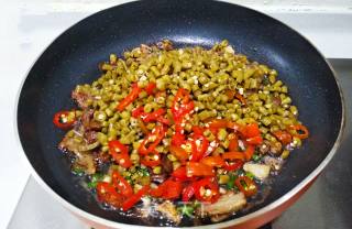 Stir-fried Soaked Cowpea with Oil Residue recipe