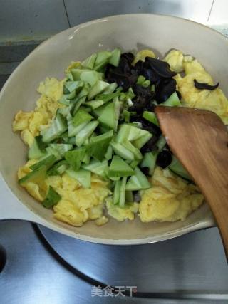 Scrambled Eggs with Cucumber and Fungus recipe