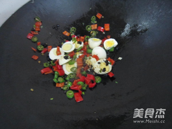 Stir-fried Poached Egg with Double Pepper recipe