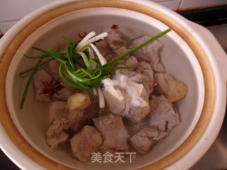 Spleen-tonifying Pork Ribs Hot Pot recipe