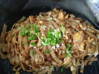 Stir-fried Hor Fun with Chopped Green Onion and Egg recipe