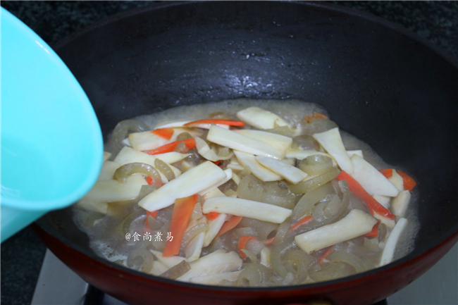 Stir-fried Coprinus with Pork Skin recipe