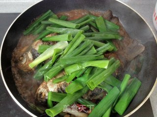 Crispy Crucian Carp with Green Onion recipe