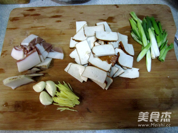 Stir-fried Bacon with Pepper and Smoked Dry recipe