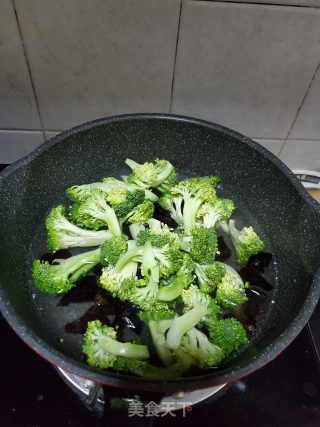 Stir-fried Black Fungus with Broccoli recipe