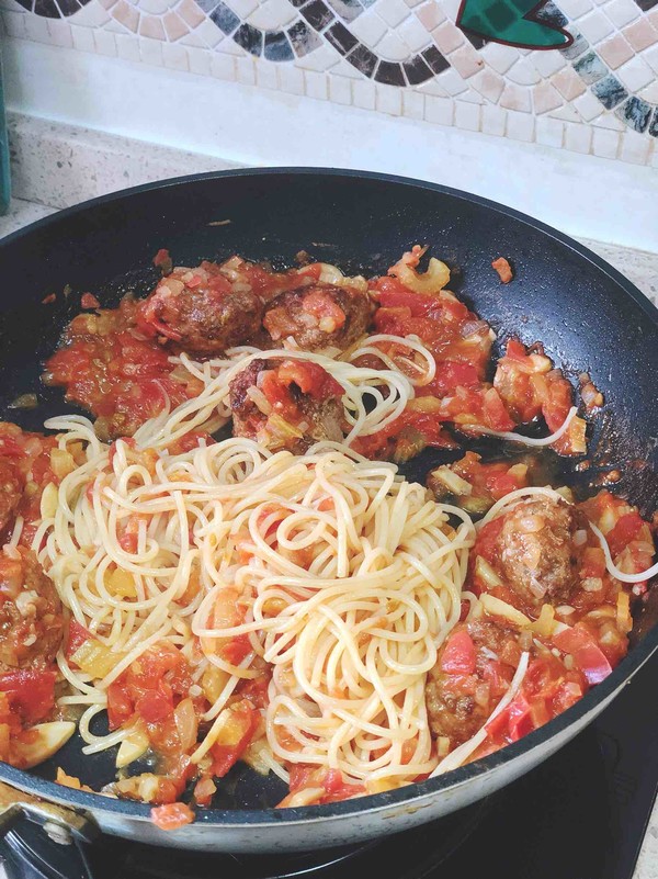 Spaghetti with Meatballs and Tomatoes recipe
